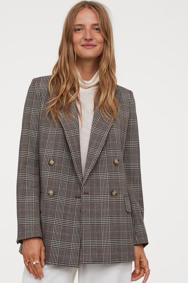 sta americana recta de doble botonadura con cuadros en negro y marrón cuenta con bolsillos delanteros y tiene un precio de 39,99 euros. Es de H&M.