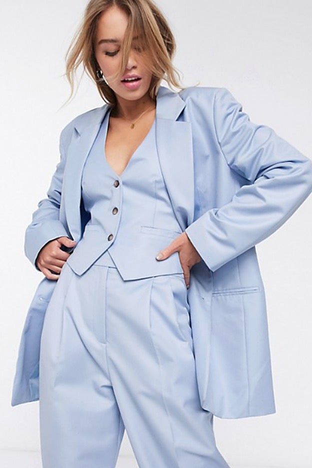 El traje azul cielo con silueta holgada que propone Asos Design.