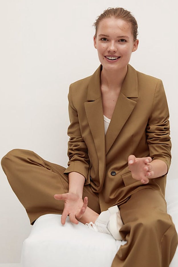 Traje holgado de Mango, en el color que más obsesiona este otoño.