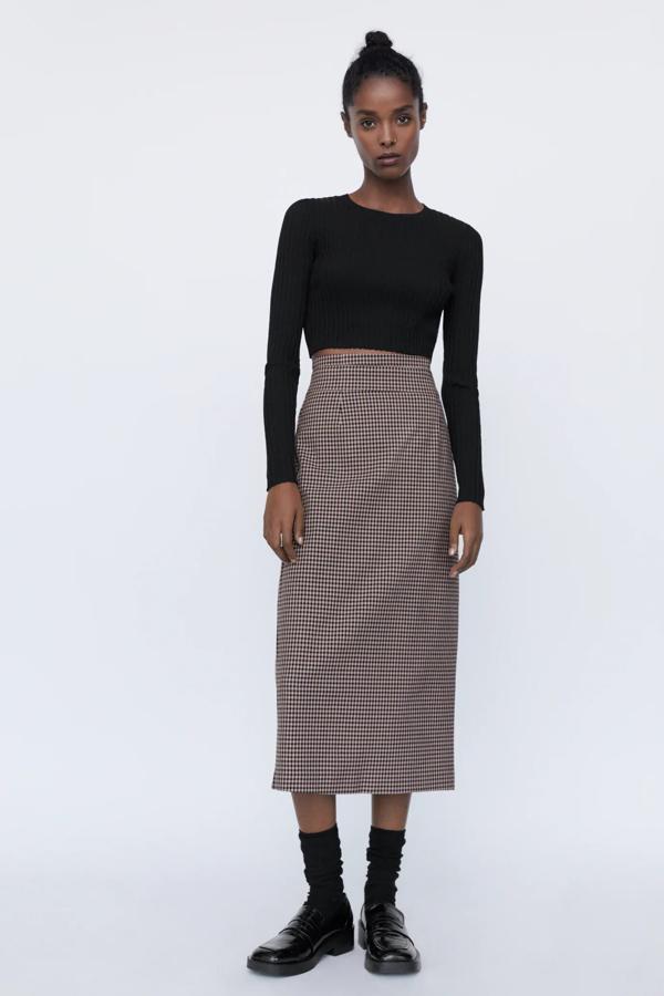En color rosa palo, esta falda midi de tiro alto con cuadros Vicky cuenta con abertura en la espalda y cierre mediante cremallera. Es de Zara y tiene un precio de 25,95 euros.