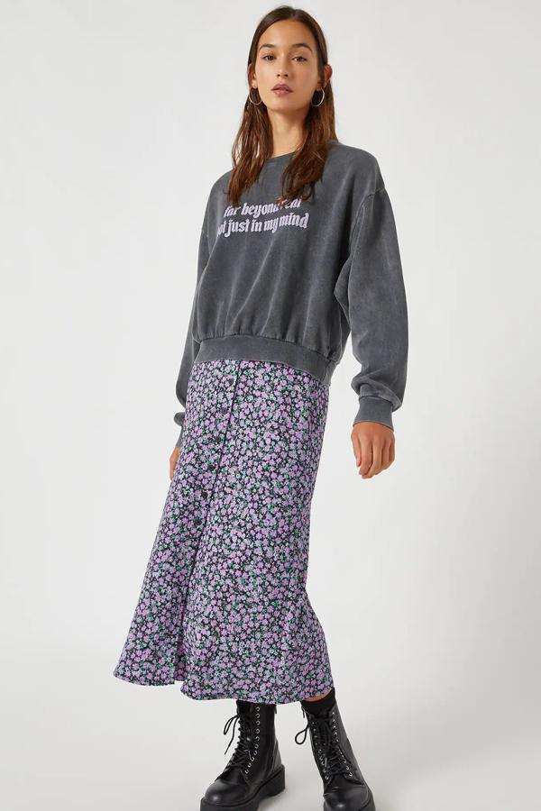 Con estampado floral, esta falda midi con detalle de botones en la parte delantera tiene un precio de 15,99 euros.