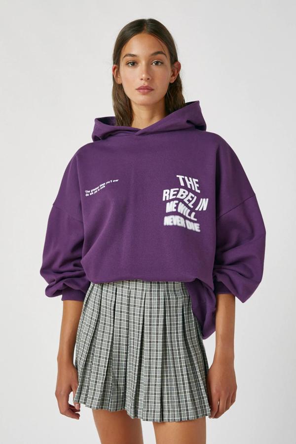 Esta falda corta con estampado de cuadros en varios tonos cuenta con diseño de tablas. Es de Pull & Bear y tiene un precio de 19,99 euros.