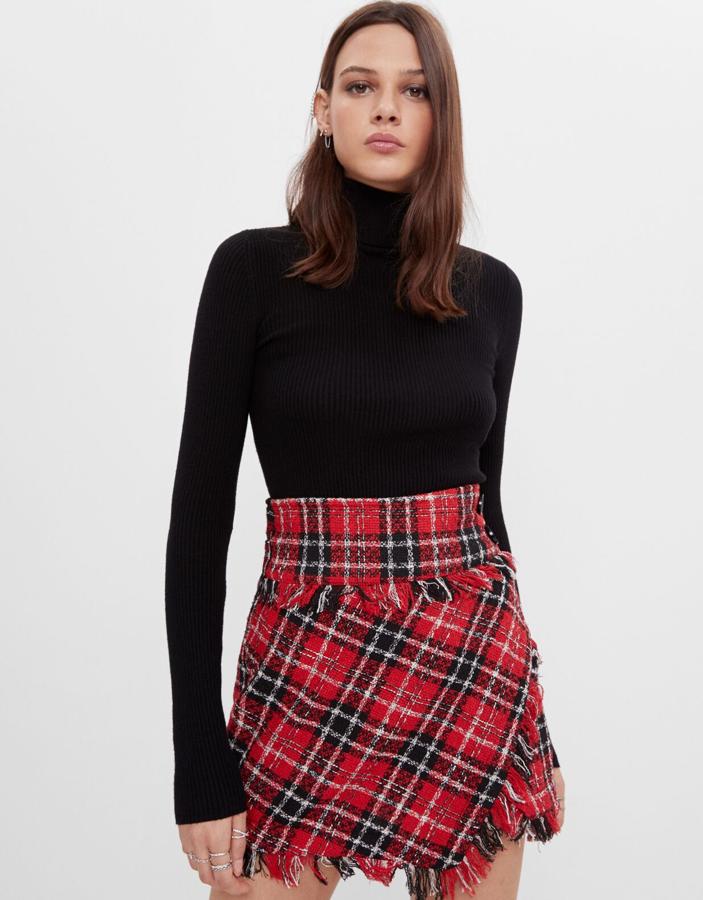 Esta falda de tweed con cuadros en rojo y negro es de Bershka y tiene un precio de 22,99 euros.