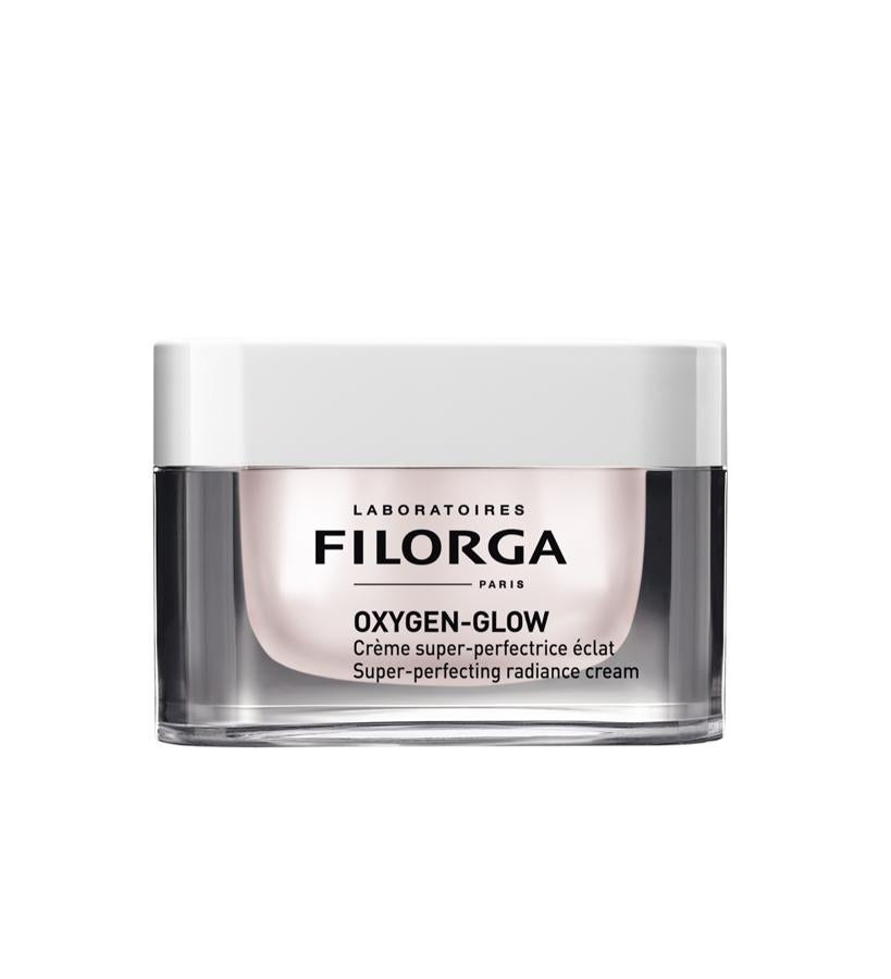 Contiene péptido que unifica y perfecciona el tono, pudiendo usarse como producto único o mezclada con la base de maquillaje cuando se busque un extra de perfección. De textura fundente, se debe aplicar tanto por la mañana como por la noche.  Oxygen-Glow Crema Súper Perfeccionadora de Filorga  (39,90 €).