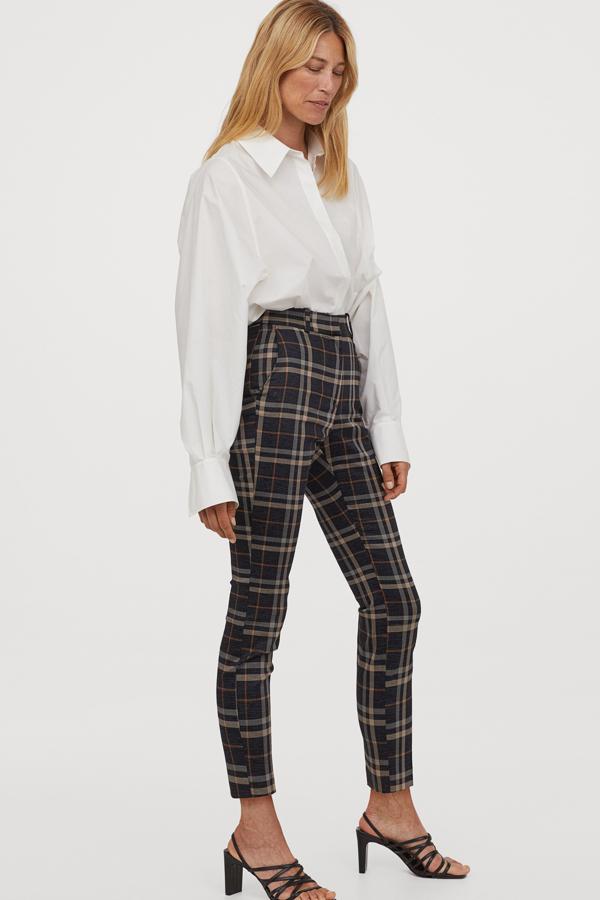 Este pantalón pitillo negro con estampado de cuadros está disponible en otros tonos. En tejido elástico, cuenta con cierre de cremallera y corchete, es de H&M y tiene un precio de 19,99 euros.