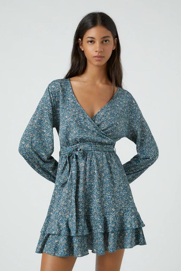 Disponible en color azul o naranja, este vestido mini de manga corta con detalle de volante en el bajo cuenta con escote en forma de pico y tiene un precio de 19,99 euros.