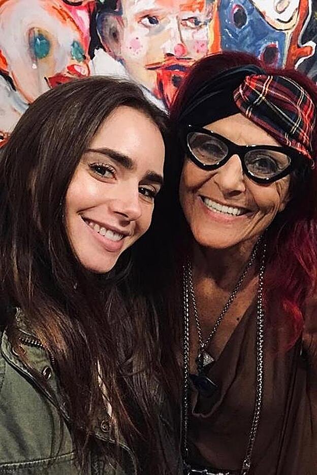 Lilly Collins posando junto a Patricia Field.