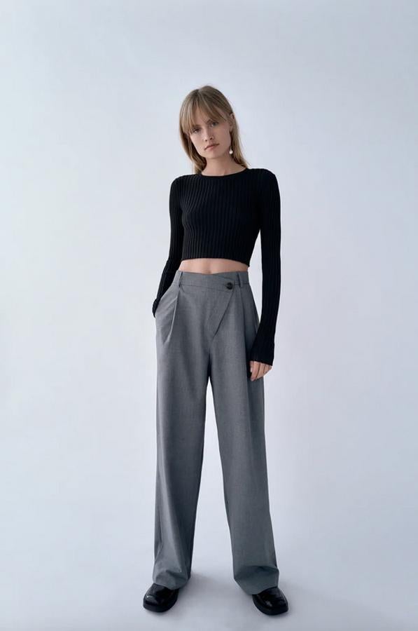 Este original pantalón en gris vigoré con cierre frontal cruzado es de Zara y viene con perneras anchas, bolsillos laterales y tiro alto. Cuesta 25,95 euros y está disponible entre las tallas S y XXL.