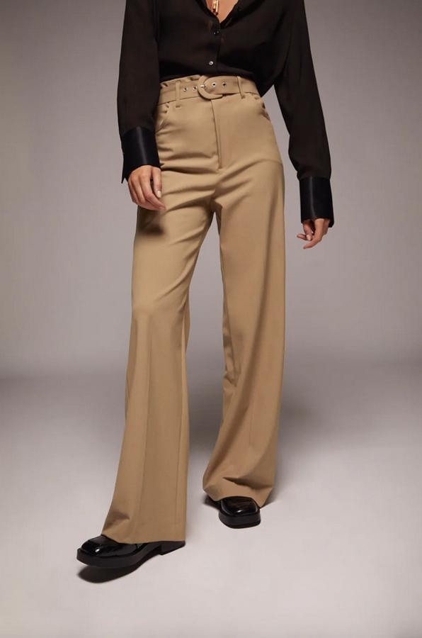 Con cinturón de hebilla forrada a tono, este pantalón de tiro alto de Zara en color beige viene con bolsillos laterales y cierre frontal con cremallera y botón interior. Tiene un precio de 39,95 euros y está disponible entre las tallas XS y XXL.