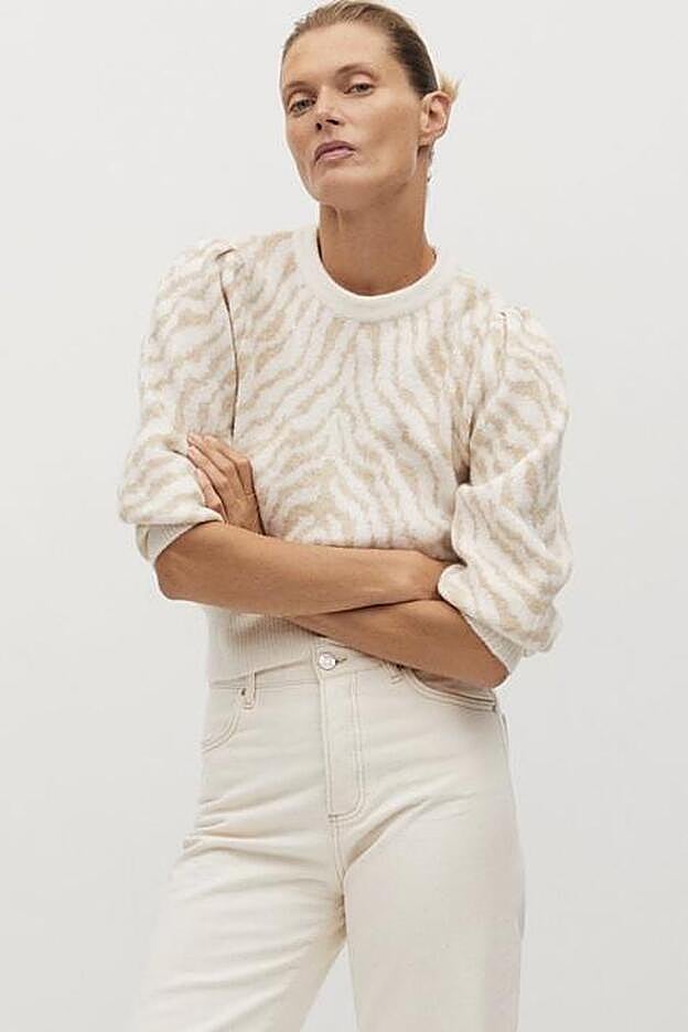 En color crudo y con estampado de cebra, este jersey resulta de lo más favorecedor.