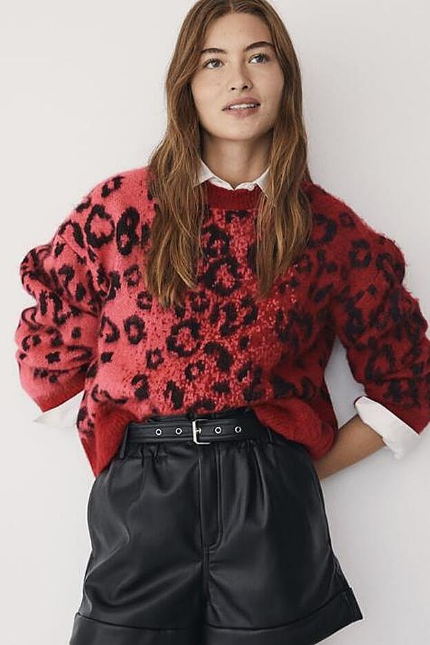 Este jersey con estampado de leopardo en color rojo es uno de los más deseados de la colección de Mango.