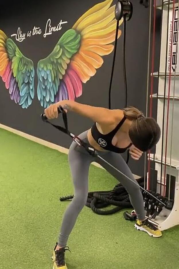 El entrenamiento de Laura es de lo más completo, y con este ejercicio tonifica los hombros.