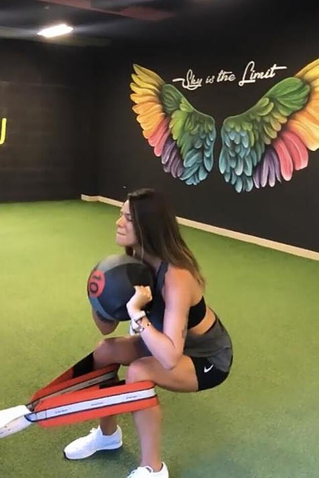 Con peso y resistencia, así es uno de los estilos de sentadilla que realiza Laura.