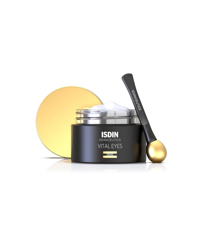 Trata las arrugas y líneas de expresión gracias al compljo LiftFirm; la melatonina ayuda a recuperar la piel de las agresiones externas. También contiene cafeína y un extracto de algas que promueve un efecto détox que ayuda a descongestionar la zona y proporciona una mirada fresca y radiante. Vital Eyes Isdenceutics de Isdin (44,95 €).