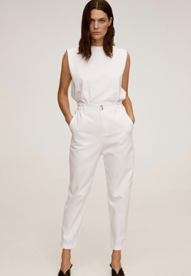 De corte recto y tiro alto, estos jeans slouchy en color blanco cuentan con cintura elástica y bolsillos tanto laterales como posteriores. Son de Mango y tienen un precio de 29,99 euros.