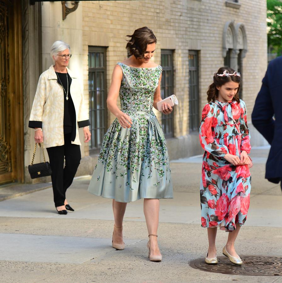 Una Suri preadolescente con su madre y su abuela Katheleen listas para una velada elegante.