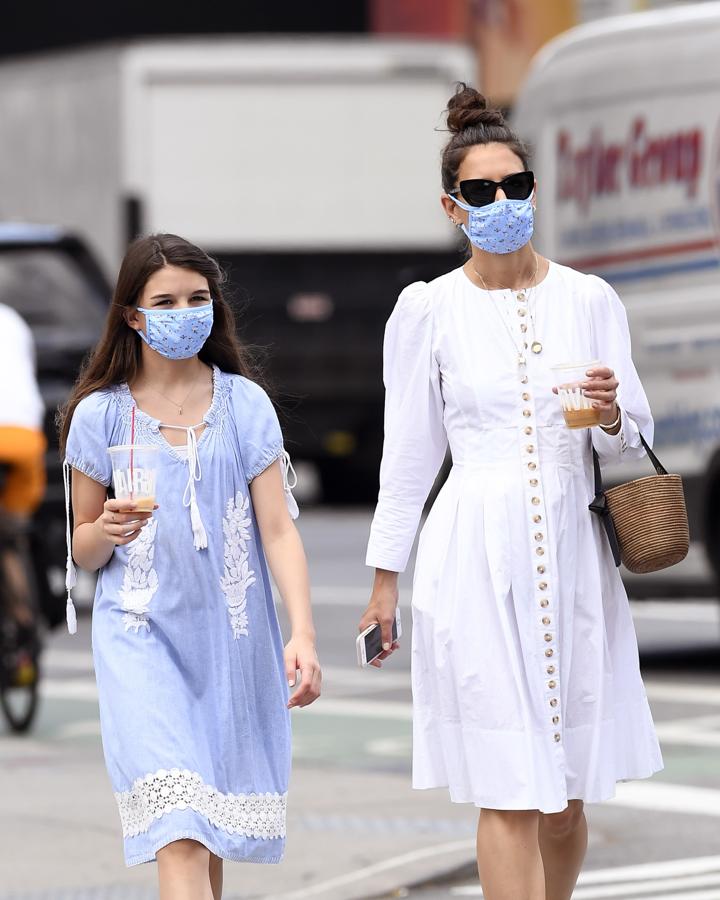 Madre e hija compartiendo su gusto por los zumos y por los vestidos románticos.