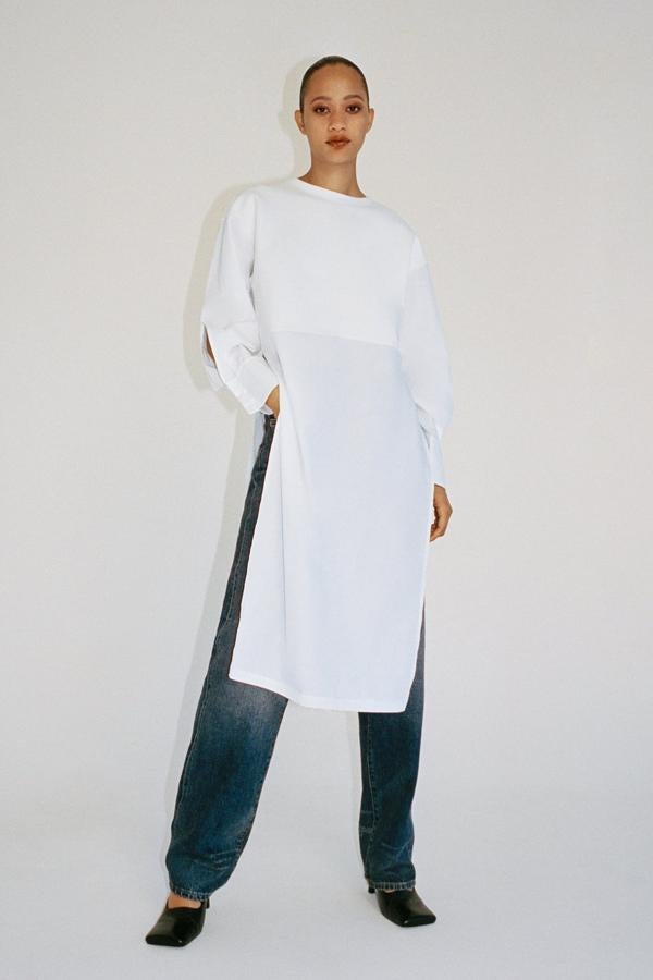 Esta túnica blanca con cuello redondo y manga larga acabada en puño cuenta con aberturas en los laterales y tiene un precio de 22,95 euros. Es de Zara.