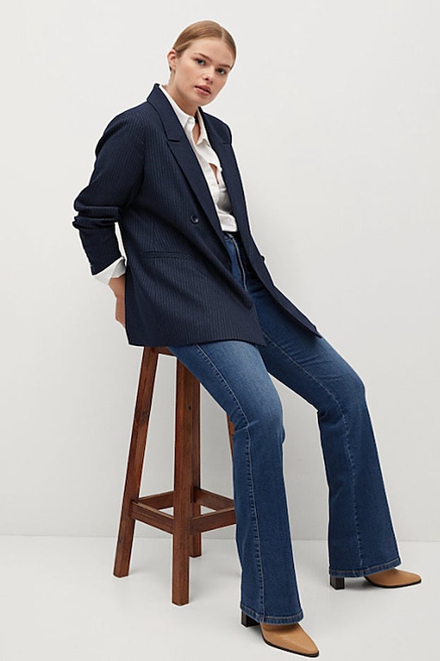 Un estilismo favorecedro en cualquier talla y edad: americana y vaqueros.