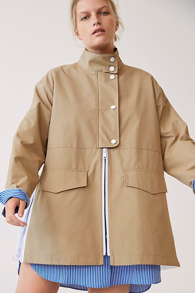 Trench camel de Violeta, con un original adorno de cremalleras en frontal y laterailes.