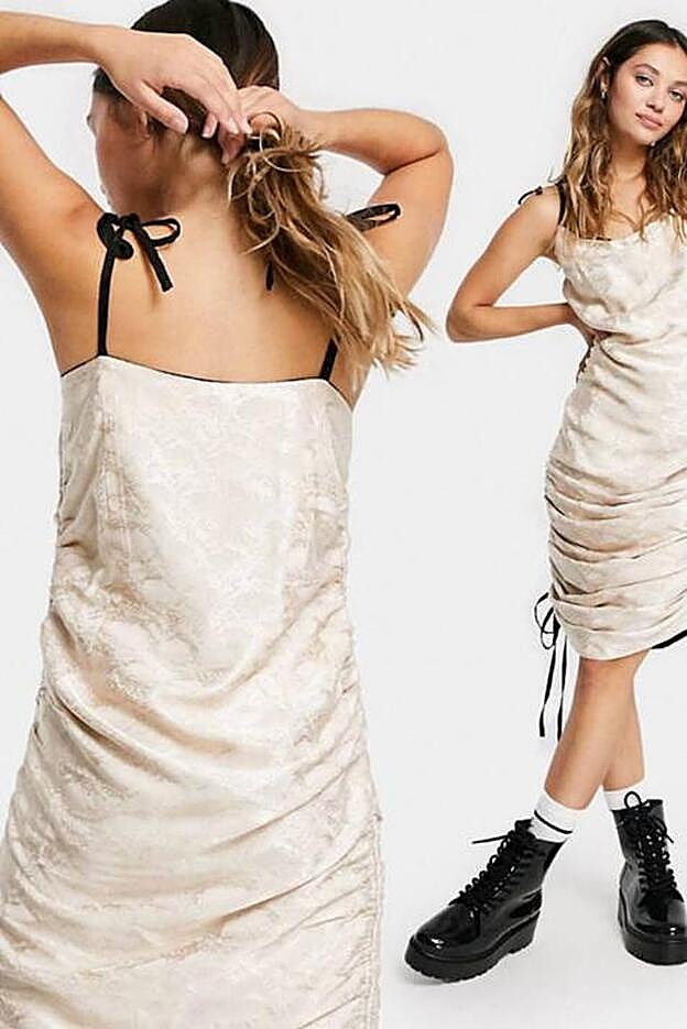 Puro minimalismo urbano noventero, combinando el vestido reversible y reciclado de Asos (53,99 €) con unas botas militares.