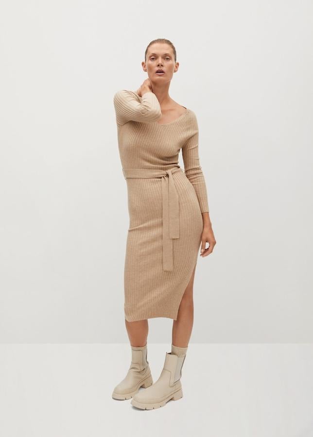 Vestido de canalé beige con escote redondo y cinturón a juego, de Mango (29,99 €).