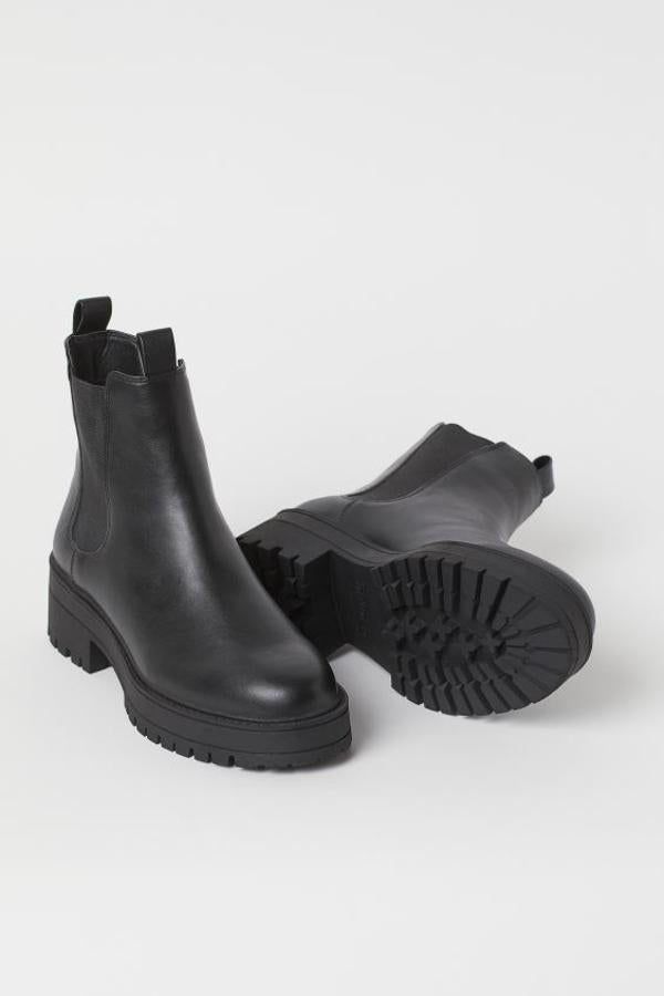Trabilla delantera y trasera para estos botines de H&M con elásticos laterales y suelas gruesas de goma con un grosor de cinco centímetros. Tienen un precio de 29,99 euros y están disponibles en los números 35, 41 y 42.