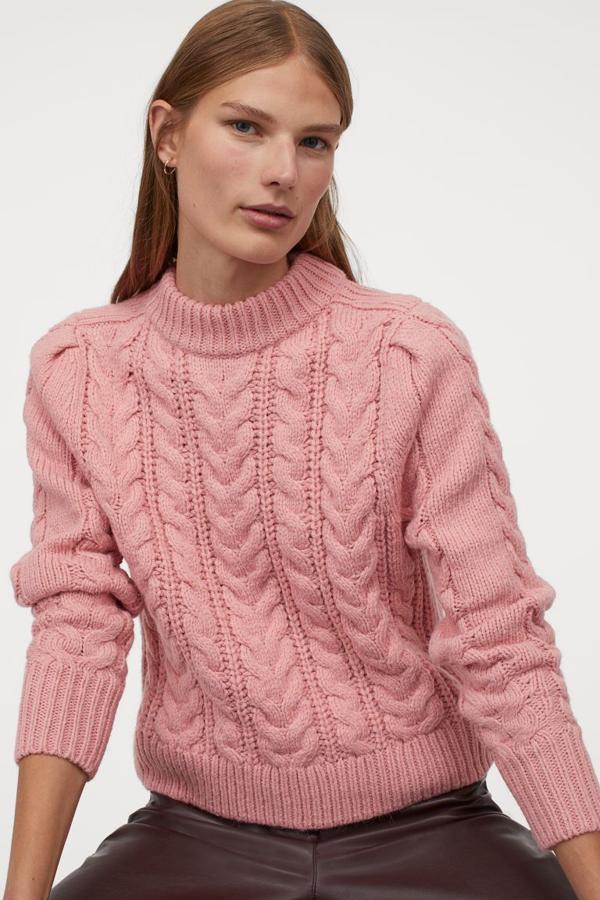 Trenzado suave con cuello elevado corto para este jersey de H&M con cuello, puños y bajo de canalé confeccionado en poliéster reciclado. Tiene un precio de 29,99 euros y está disponible entre las tallas XS y XXL.