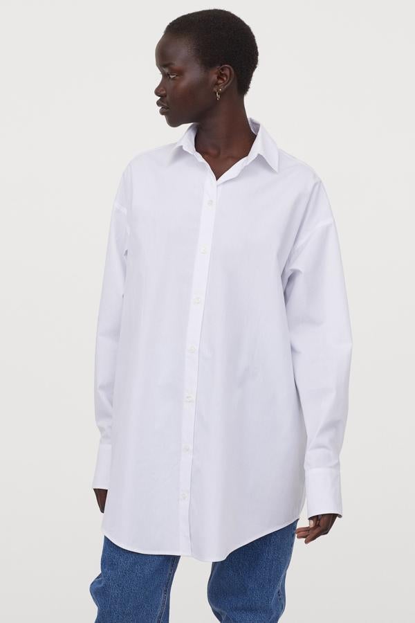 La camisa oversize masculina en color blanco no es que sea un básico, es una prenda de fondo de armario imprescindible. Esta de la nueva colección de H&M ya está agotada, pero seguro que reponen unidades. Su precio es de 19,99 euros.