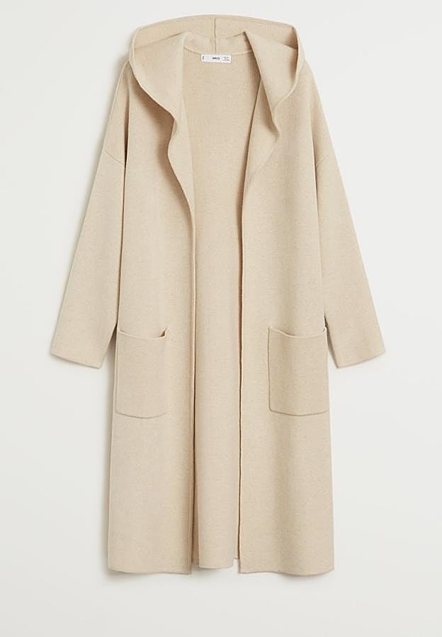 Este cárdigan largo de punto en color crudo cuenta con capucha y bolsillos delanteros. Es de Mango y tiene un precio de 69,99 euros.