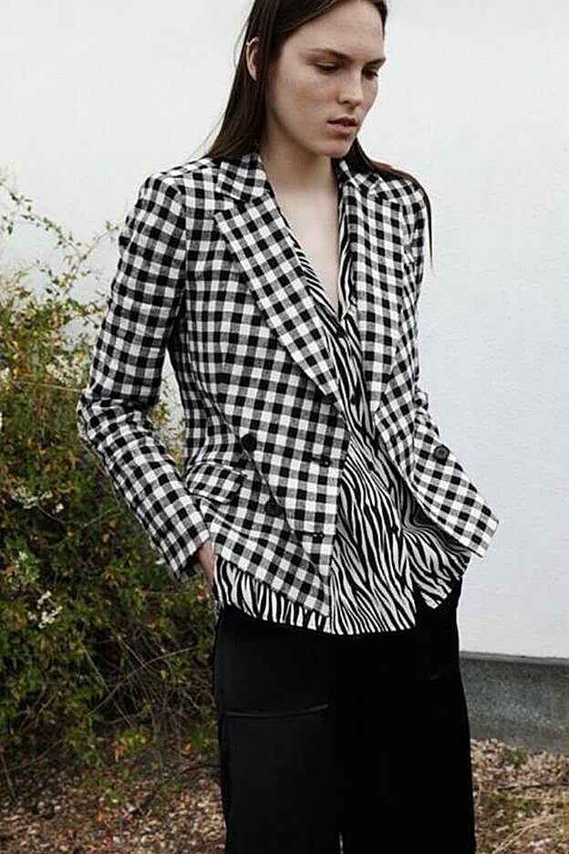 En Zara también mezclan los cuadros vichy con el animal print. La chaqueta es de la última colección de la marca y cuesta 49,95 euros.