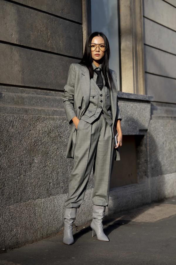 El tres piezas con corbata incluida añade rigor al estilismo. Pero el giro masculino se contrarrestra con un par de botas de tacón en los mismos tonos grises.