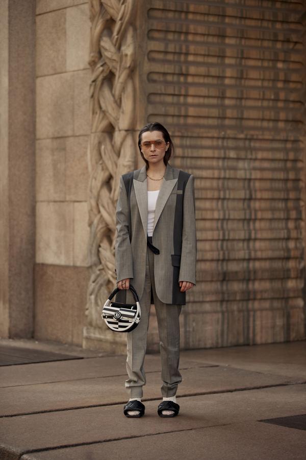 Jugar con patrones descontracturados y detalles más modernos como parcheados dan a este look de corte oversize un giro sport que resulta perfecto con un par de sanlias planas de cuero.