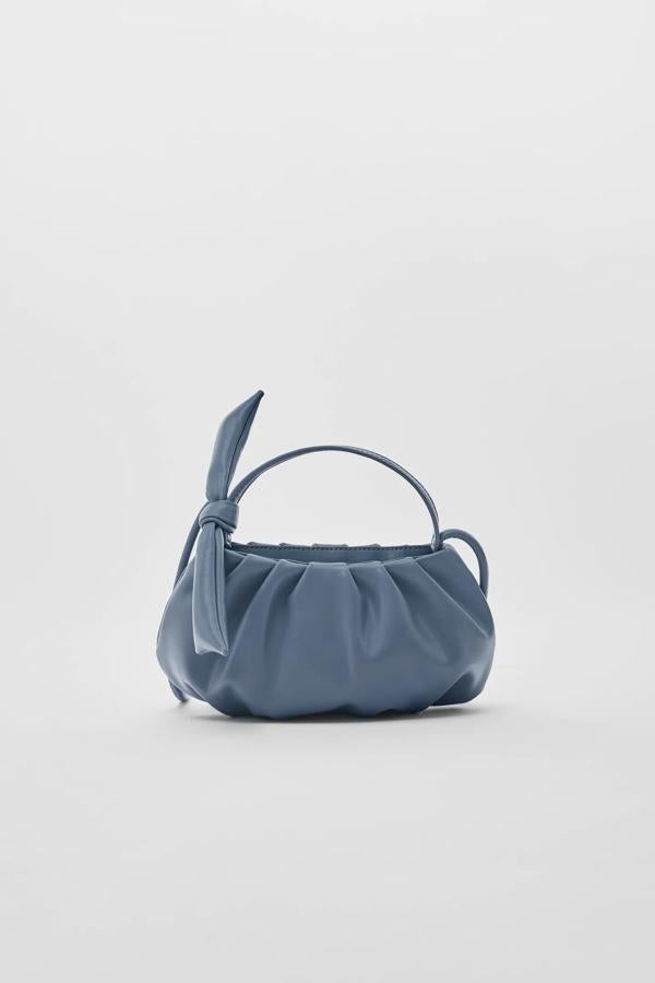 Este bolso tipo pochette en azul petróleo (14.95 euros).