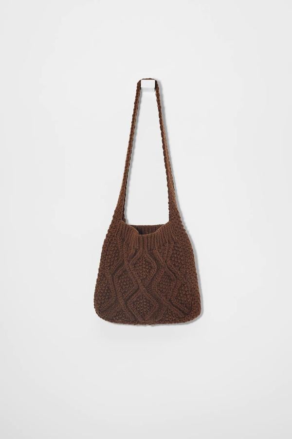 Este 'shoulder bag' tricotado en color tierra (15.95 euros).