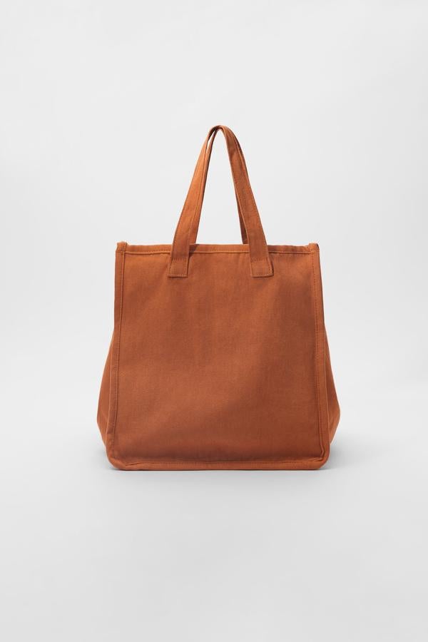 Este bolso tipo 'shopper' personalizable de la colección 'Edited' de Zara Kids (22.95 euros).
