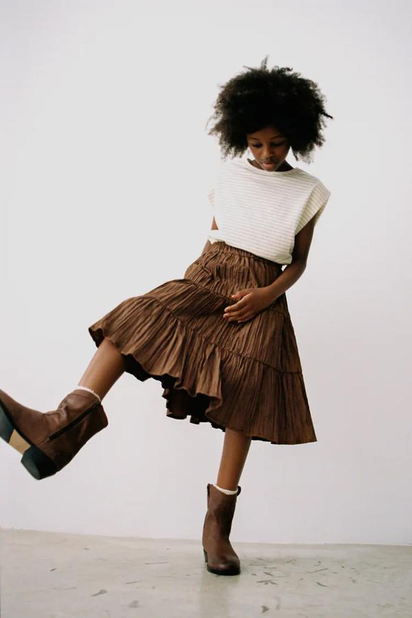 Estos botines cowboy en piel marrón, disponibles hasta la talla 40 (45.95 euros).