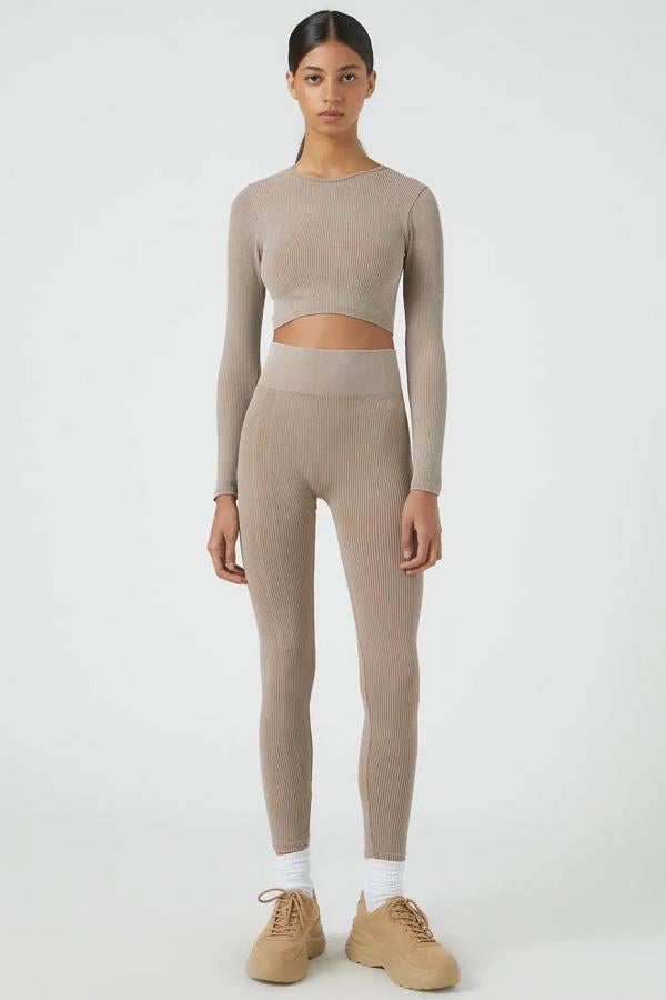 Disponible en verde o en marrón este conjunto está formado por leggins (17,99 euros) confeccionados en tejido ligeramente elástico y top (15,99 euros) de manga larga a juego. Es de Pull & Bear.