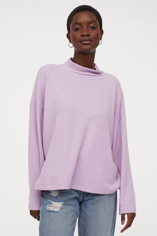 Siguienod la estela de la comodidad, no hay nada mejor que un jersey calentito en un tejido amoroso. Este cuple los dos requisitos pero es que además está disponible en tres colores y solo cuesta 14,99 euros.