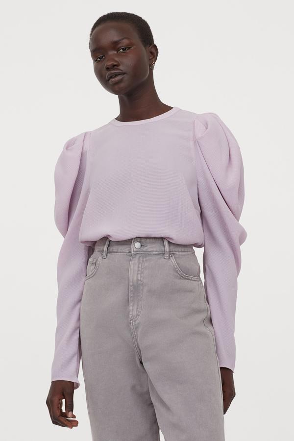 Si quietres ponerle un toque fashion a una prenda básica, ya lo han hecho en H&M con esta blusa con manga puffy en un color lila irresistible. Cuesta 19,99 euros.