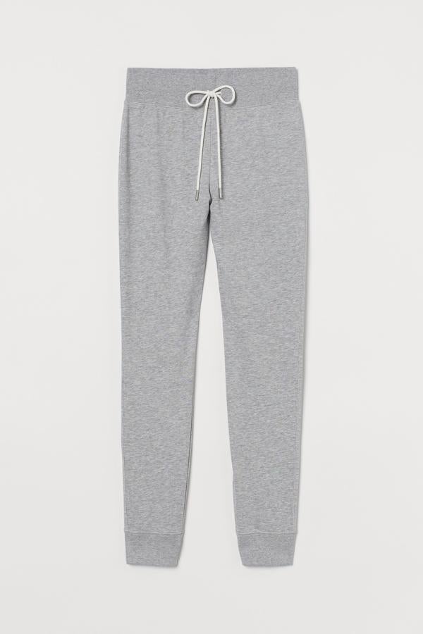 Cómodos y de tendencia. Los pantalones jogger (los de chándal de toda la vida) son un must este otoño en el que la comodidad es la única regla que hay que seguir. Tienen un precio de 9,99 euros.
