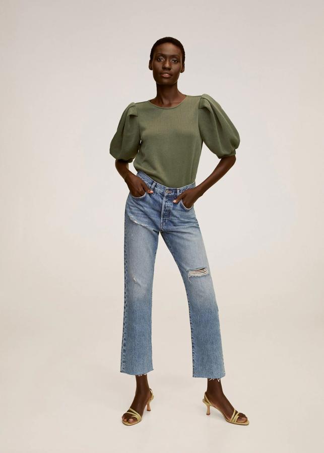 Esta camiseta de mangas puffy la llevó Nuria Roca y arrasó con su look. Ahora está en las rebajas mid season de Mango por menos de 10 euros (antes, 19.99 euros).