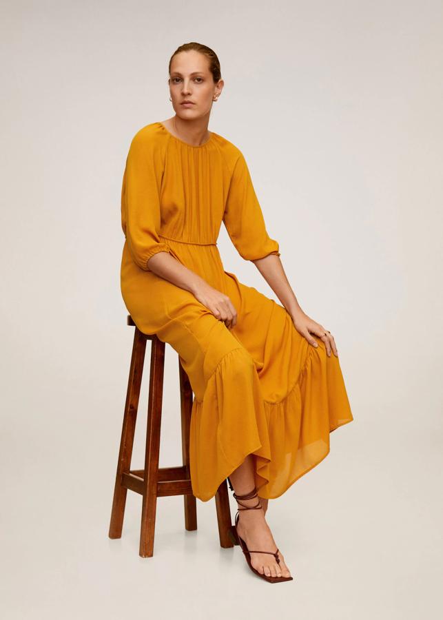 Este maxi vestido fluido pasa de 49.99 a 29.99 euros en las rebajas mid season de Mango.