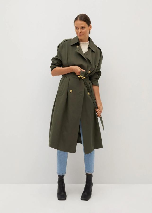 otro básico que merece la pena comprar en estas rebajas mid season de Mango es este trench verde militar, que pasa de 79.99 a 49.99 euros.