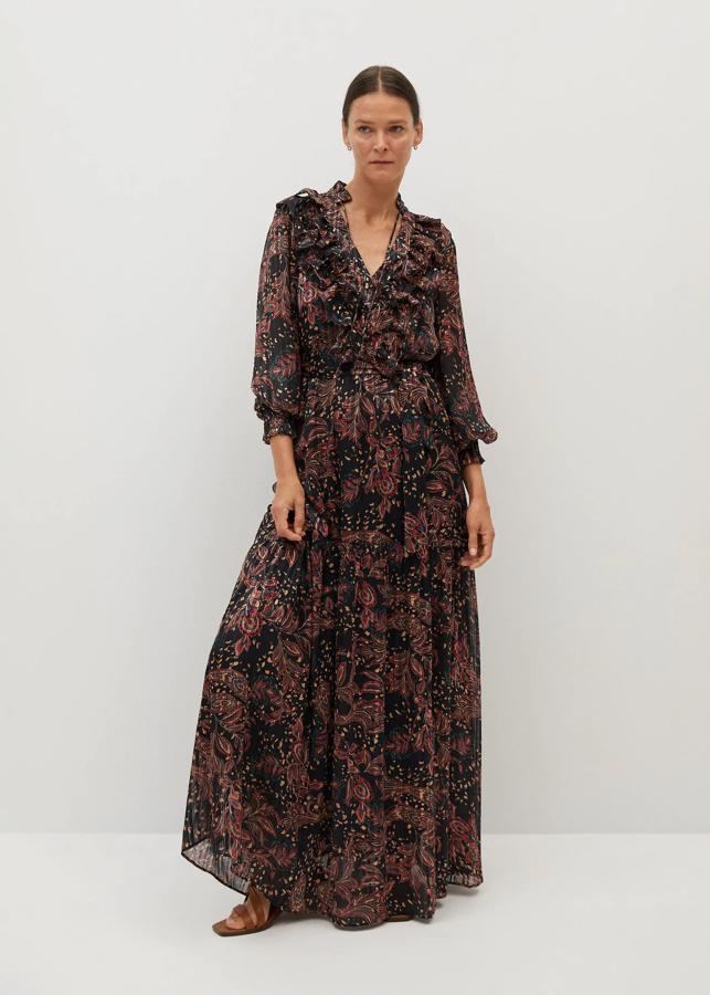 Este maxi vestido boho con estampado paisley pasa de 79.99 a 59.99 euros en las rebajas mid season de Mango.