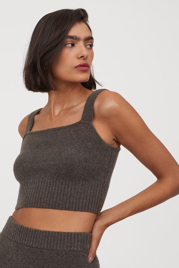 Top de punto cropped, que te puedes poner con un cárdigan encima o, como proponen en la web de la firma, sobre una camisa como si fuera un chaleco. Este modelo está disponible en dos colores y cuesta 14,99 euros.