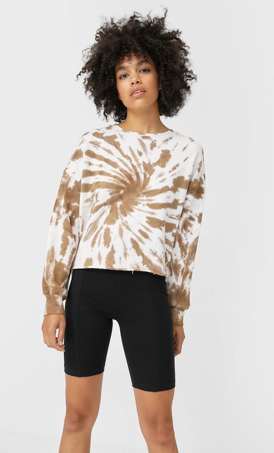 Otra de las propuestas de Stradivarius es esta malla ciclista en color negro con diseño ajustado, cintura elástica y acabado por encima de la rodilla. Tiene un precio de 7,99 euros y está disponible entre las tallas XS y XL.