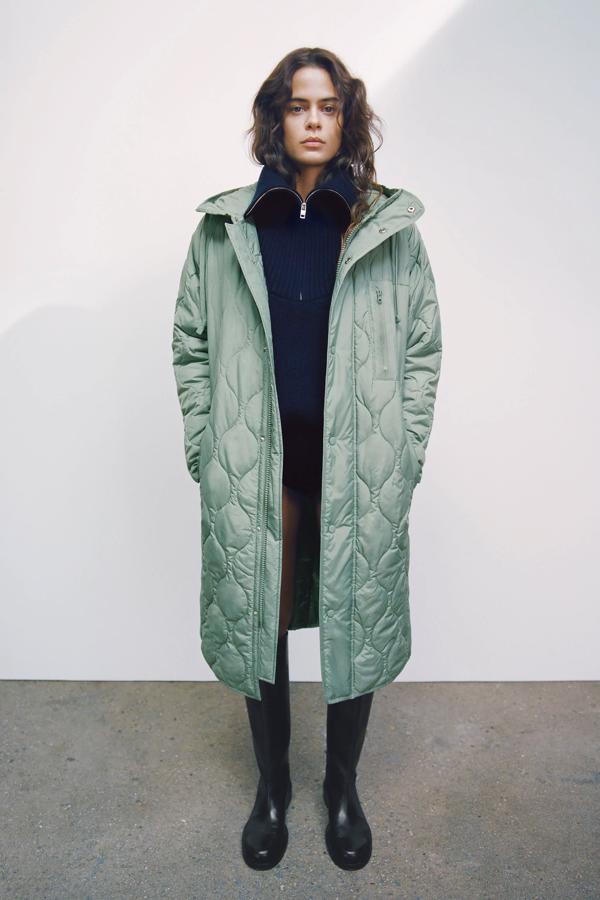 El acolchado es una de esas tendencias que se va colando en el subconsciente colectivo y acaba pareciéndonos imprescindible incluirla en nuestro guardarropa. Este modelo con cierre frontar de cremallera y botones es perfecto para resguardarnos del agua y de la lluvia. También incluye capucha ajustable oculta en el interior. Y el color nos maravilla. La encuentras en S, M y L.