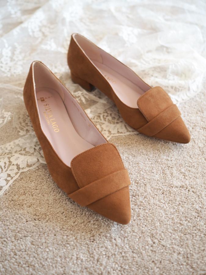 Bailarinas de punta triangular con tacón bajo y en color camel, de Silvia Lago (125 euros).