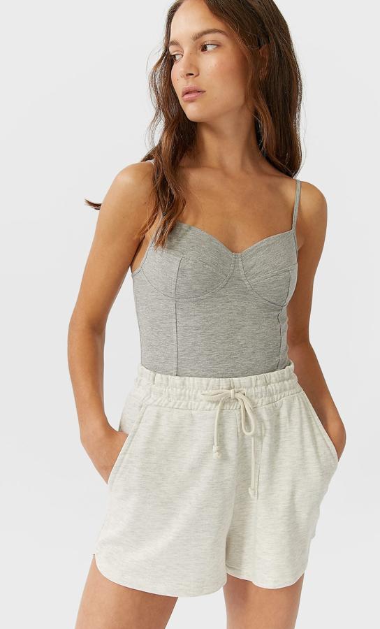 Con escote de pico y tirante fino regulable, este body en color gris cuenta con detalle de copas en el pecho y tiene un precio de 15,99 euros.